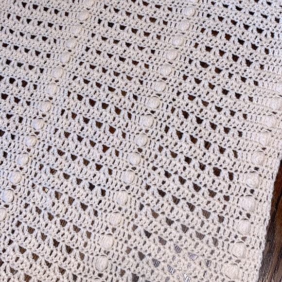 Gorgeous vintage ivory color throw blanket with fringe - Picture 3 of 5